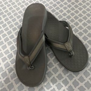 Vionic  arch support flip flops size 10 grey